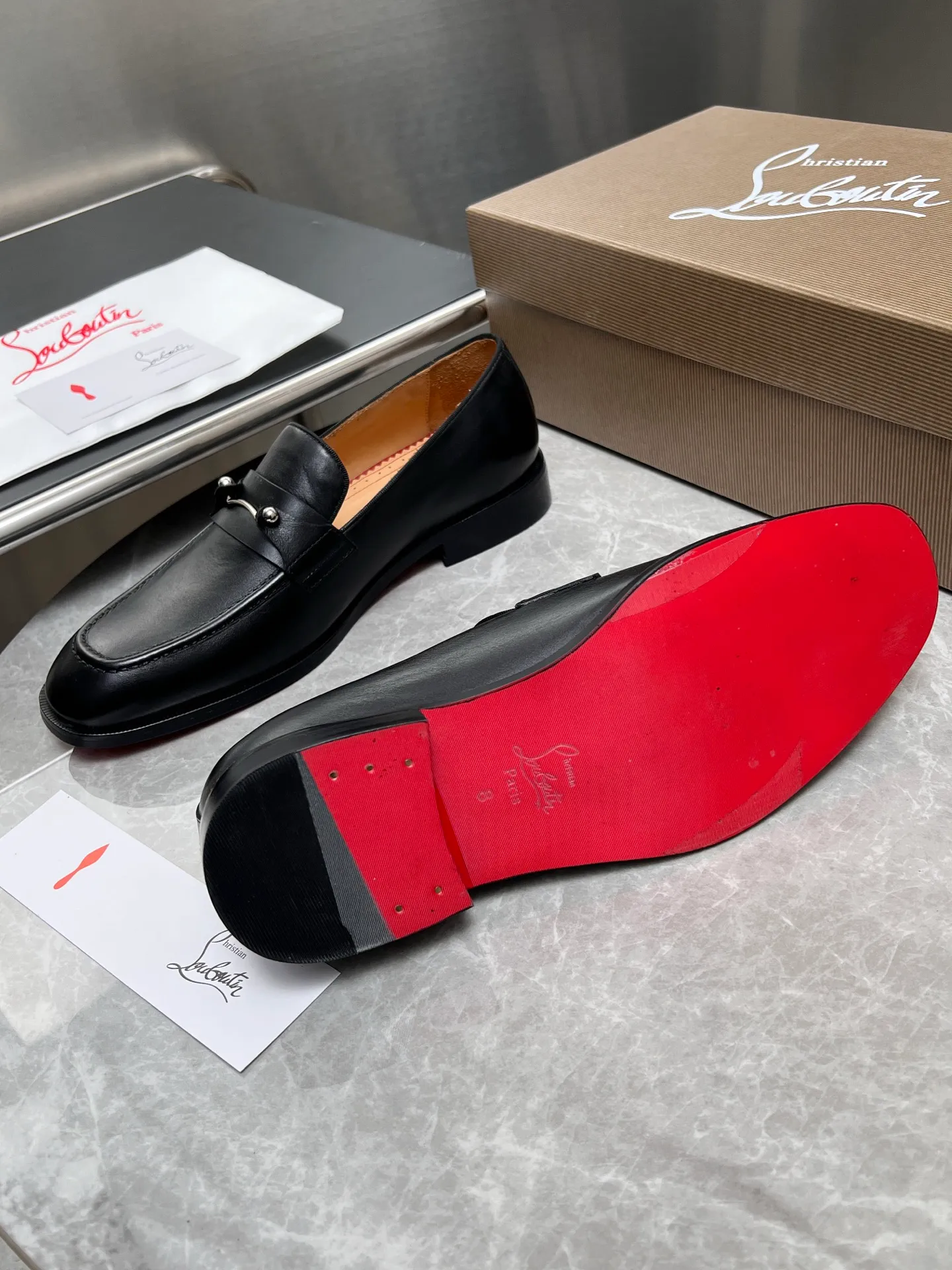 [CL red sole] Top P: 900💰 Number of yards: 39~44 (38.4546. Customized, non-refundable) CL new men's formal shoes Loaf leather shoes Christia* Loubouti* red sole shoes The red sole is luxurious and elegant, reshaping the style boundary of casual formal wear. It is extremely innovative in material selection, and creates a rich visual and tactile experience through the collision of different materials! Made of top-grade calfskin/glossy patent leather/spliced ​​technical fabric in contrasting colors. The upper is stitched by hand with fine and even stitching. It is based on the square-toe loafer shoe shape, with neat and elegant lines, which fits the toughness of men's wear. The upper is embellished with metal rivets, injecting individual details into classic loafers, breaking the mediocrity of casual shoes, and giving a concrete expression of "low-key luxury". From the original color/red cowhide lining inside the shoe to the instantly recognizable red sole, the "red sole" is not only the brand's visual identity, but also a "luxury codeword" when walking. The red sole exposed inadvertently conveys taste and identity instantly. From the innovative splicing of materials, to the personalized fusion of design, to the ingenious inheritance of craftsmanship, the Christian Louboutin men's loafer series is not only a pair of casual shoes, but also a "yuppie style" dressing weapon for men. Whether it is a casual business meeting or a casual look for daily travel, it can help you become a unique and stylish man in every occasion with its "red Loaf" attitude.